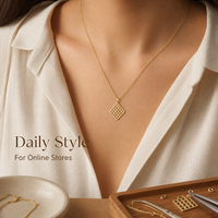 Collier Pendentif Géométrique en Treillis, Acier Inoxydable, Breloque Carrée Creuse, Chaîne à Maillons, Bijou Unisexe pour Usage Quotidien