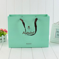Sacs en papier écologiques blancs ivoire pour l'emballage de vêtements, sacs cadeaux en papier avec poignées en ruban noir
