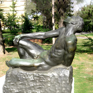 Estatua de Hombre Acostado de Metal Bronceado, Arte Moderno Decorativo Occidental para Exteriores, Ideal para Plazas Urbanas - Product Image 4