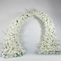 Romantische rood-witte hoornvormige bruidsboog bloemstuk kunstmatige roos bloemenachtergrond voor evenement ceremonie decoratie