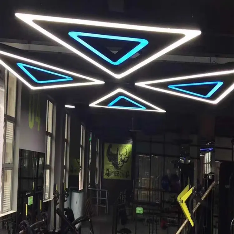 Indoor Ledhänglampe Vorrichtung RGB dimmbar 4 Fuß dekoratives Acryl-Dreieck-Hängemlicht für Einkaufszentren Büro Fitnessstudio