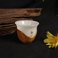 Tasse à thé en céramique de porcelaine de jade tressée en bambou de qualité supérieure, résistante à la chaleur et anti-brûlure, réutilisable et écologique, idéale pour les cadeaux promotionnels.