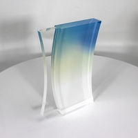 Trophée personnalisé en acrylique transparent avec courbe en S et dégradé bleu pour récompenses d'entreprise