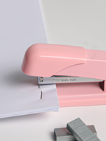 Ensemble d'agrafeuses en plastique rose à alimentation manuelle couleur simple multi-usages pour le bureau ou les étudiants