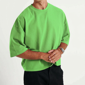 T-shirt à manches courtes pour homme avec logo lumineux imprimé sur le devant, col roulé tricoté sur le dos, coupe classique, 100 % coton, gris et noir - Product Image 1