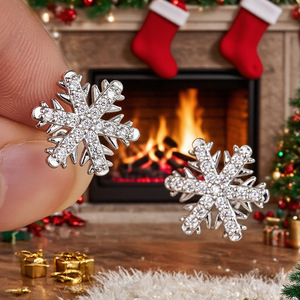 Boucles d'oreilles en forme de flocon de neige pour femmes, design de Noël, accessoires d'hiver pour les oreilles - Product Image 5