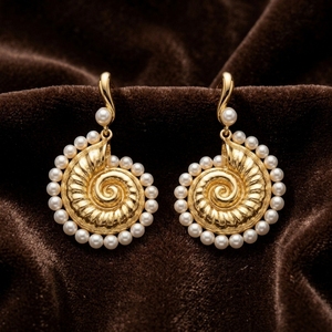 Pendientes Colgantes de Concha Espiral Personalizados al por Mayor, Chapados en Oro, con Perlas Redondas de Imitación, Estilo Vintage Oceánico, Joyería Hipoalergénica para Mujer - Product Image 3