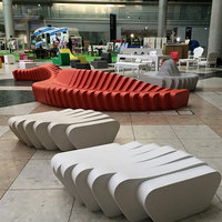 Banco Moderno Curvo en Forma de S de Fibra de Vidrio, Muebles de Exterior Personalizados para Uso en Parques y Entradas