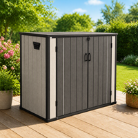 Armoire de rangement extérieure avec portes battantes doubles, toit surélevé et panneaux d'aération pour pelouse, patio et jardin