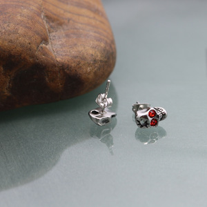 Yunnique – boucles d'oreilles en forme de crâne, incrustation de Zircon rouge, Style Punk, bijoux unisexes à la mode - Product Image 4