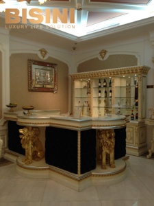 Mueble Bar de Madera Maciza de la Familia Real, Pintado a Mano en Dorado, con Vinoteca y Decoración de León - Product Image 6