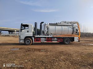 รถบรรทุกฉีดน้ำแรงดันสูง ISUZU พร้อมกับรถดูดสิ่งปฏิกูลแบบสุญญากาศ Italy Roots, รถขนส่งถังบำบัดน้ำเสีย, รถขุดไฮโดร - Product Image 3