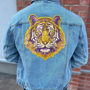 Toppa Termoadesiva Grande con Ricamo a Testa di Tigre in Paillettes Oro e Viola, Applique Mascotte Animale per Giacca di Jeans e Felpa con Cappuccio - Product Image 1