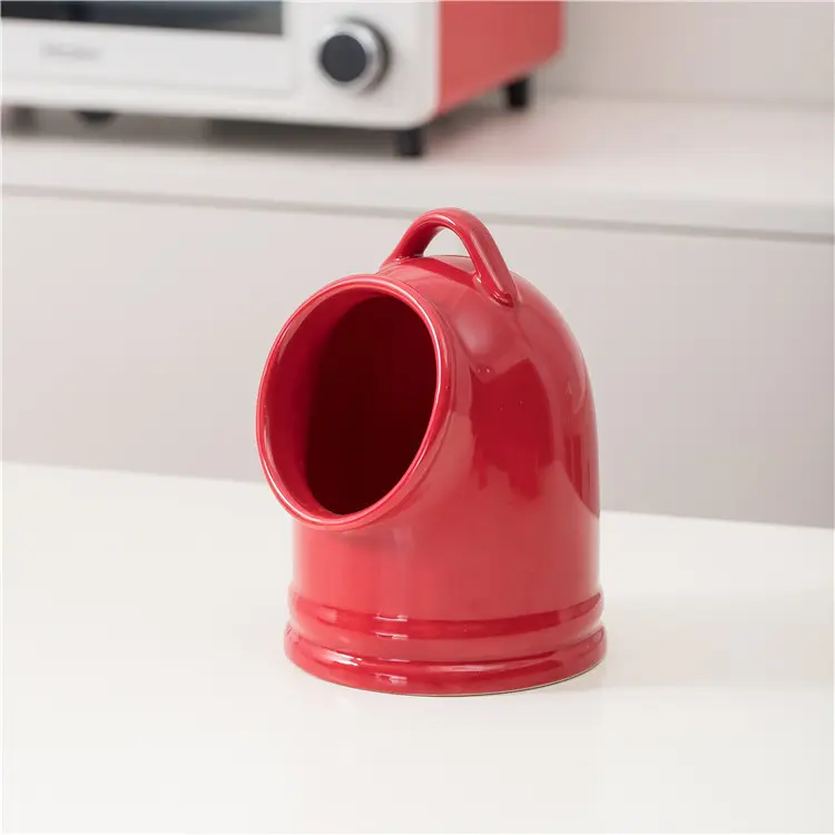 नई डिजाइन घर के सामान रसोई उपकरण लाल अद्वितीय आकार नमक कनस्तर जार सिरेमिक नमक शेखर के लिए उपहार