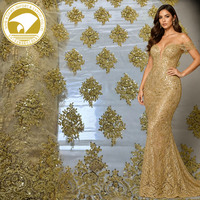 Tissu en dentelle tissée de haute qualité, lourdement orné de perles et de sequins, brodé pour robes de mariée et usage en confection de jouets.