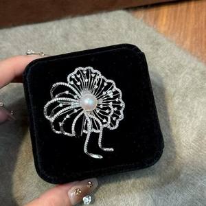 Broche méduse en zircon creux haut de gamme française, perle d'eau douce, fleur, décoration de poitrine, épingles élégantes pour vêtements - Product Image 2
