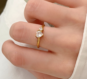 Bague pour femme en or plaqué 18 carats avec trois pierres en zircone cubique en forme de cœur, bijoux romantiques de fiançailles - Product Image 1