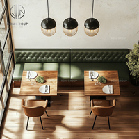 Ensemble de mobilier de restaurant moderne en bois, tables de café et chaises en bois avec bancs verts pour café