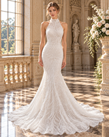 Robe de mariée sirène à col montant perlé et dos nu, broderie de perles sur toute la surface, coupe ajustée et évasée avec ourlet festonné