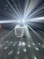 Nouveau projecteur de scène LED RGB mini 32W IP65 avec tête mobile DMX512, garantie 1 an pour les clubs, bars, KTV et lieux de DJ