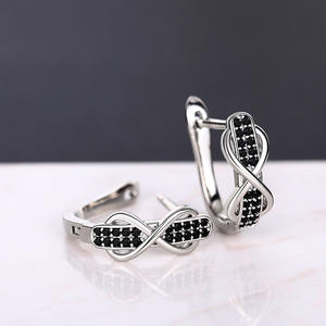 Pendientes Huggie de Oro Blanco E3108 con Cristales Geométricos y Engaste de Canal de Diamantes de Imitación, Joyería Minimalista para Mujer - Product Image 5