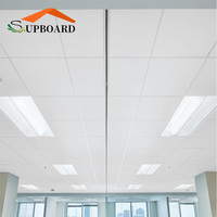 Plafond suspendu en aluminium de conception moderne pour bureau, insonorisé, imperméable et ignifuge, carreaux carrés, matériaux de construction