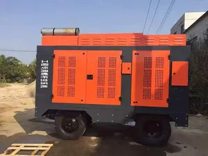 ضاغط هواء لولبي صغير بمحرك ديزل قابل للشرب بمحرك 41KW 55HP 140CFM 145Psi مع خزان غاز بأربع أسطوانات