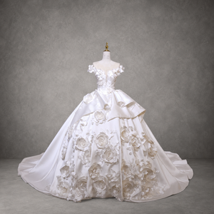 Robe de mariée classique style princesse en satin, avec corset illusion aux épaules, péplum à volants, appliques florales 3D et traîne chapelle - Product Image 1