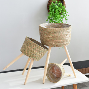 Pots à fleurs en rotin tressé style nordique avec pieds en bois pour la décoration intérieure - Product Image 1
