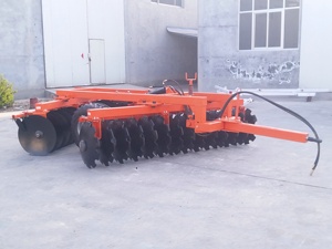 Herse <span class=keywords><strong>à</strong></span> disques lourde entraînée par un tracteur de 180 chevaux - Product Image 3