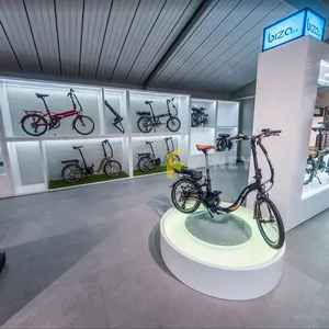 Soporte de suelo de madera personalizado, estante de exhibición de bicicletas, diseño de decoración de diseño de tienda para exhibición de tienda de bicicletas