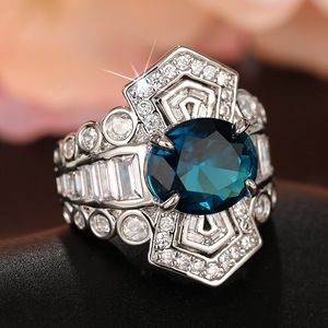 Anello di Lusso con Gemma Blu Ovale per Donne, Elegante Gioiello da Dito - Product Image 3
