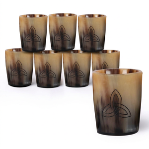 Ensemble de verres à shot en corne naturelle avec gravure du nœud trinitaire celtique, style rustique viking, pour whisky, tequila, vodka - Product Image 1