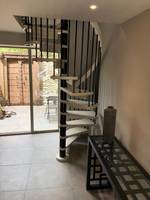 Escalier en spirale préfabriqué en acier pour économiser de l'espace, kit d'escalier circulaire pour petit appartement ou grenier