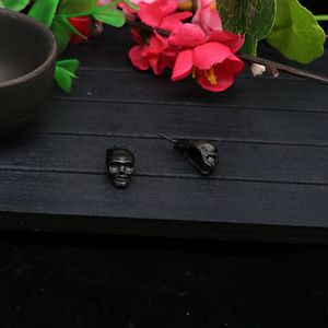 Pendientes con forma de calavera de Qiang de Yunnique, aleación de zinc, poste de acero de titanio para hombres y mujeres, joyería de moda - Product Image 2