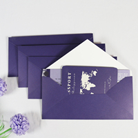Ensemble d'invitations de mariage personnalisées violettes avec carte du monde, billet d'embarquement et carte RSVP – Kit d'invitation pour mariage à destination