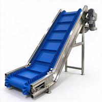 Convoyeur incliné personnalisé en acier inoxydable de qualité alimentaire avec courroie en PU, à crampons et parois latérales pour ligne de transport alimentaire