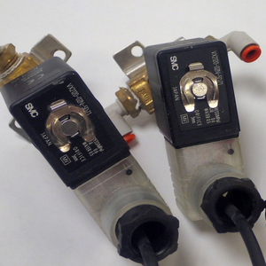 Lotto di <span class=keywords><strong>2</strong></span> valvole solenoidi in linea a spillo d'aria VX2120-02N-5DZ1 con raccordi da 3 mm - Product Image 1