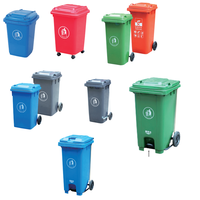 Poubelle publique en plastique HDPE robuste et écologique pour l'extérieur/l'intérieur avec couvercle à bascule et design résistant à l'eau pour les lieux publics