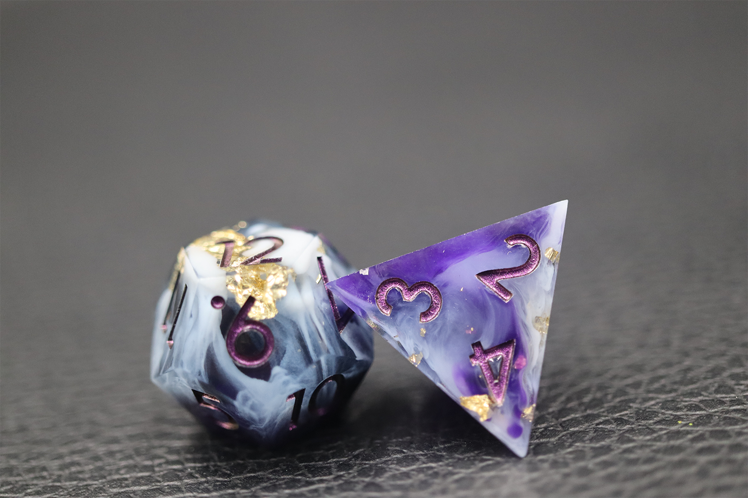 Juego De Dados Poliédricos DND De Resina Transparente Con Escamas Doradas | 7 Dados (D4, D6, D8, D10, D12, D20 Y D10%) | Ideal Para Rol Y Calabozos