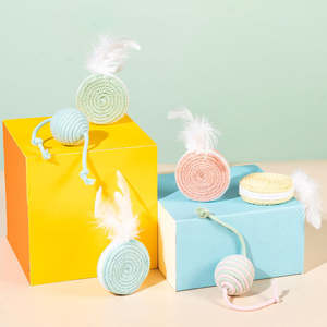 Jouet interactif pour chat, écologique et moderne, en forme de dessin animé, avec boule en sisal et plumes, et jouet à mâcher - Product Image 3