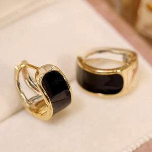 Pendientes Huggie E4803, Chapados en Oro, con Bisel de Ónix, Estilo Clásico, Joyería de Moda Unisex - Product Image 4