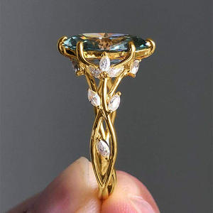 Anillo de Diamantes de Oro Sólido de 18K para Mujer, Corte Ovalado Elegante, Anillo de Compromiso con Diamantes Laterales - Product Image 1