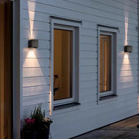 Applique murale LED carrée extérieure étanche IP65 12W avec boîtier en aluminium et diffuseur en polycarbonate pour jardin, cour, couloir, terrasse