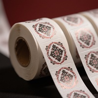 Étiquettes personnalisées Papier de luxe texturé Lettres en relief 3D Autocollants de logo en papier gaufré pour bouteille