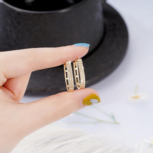 Pendientes de Aro Chapados en Oro E2428 con Cristales de Estrás Engastados en Canal, Joyería de Lujo para Uso Diario de Mujer - Product Image 6