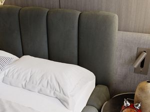 Lit moderne luxueux en velours avec coffre de rangement, <span class=keywords><strong>sommier</strong></span> à lattes, tête de lit capitonnée réglable à vérin à gaz et structure en bois - Product Image 5