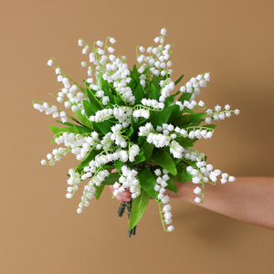 Lys artificiels en caoutchouc souple, fausses <span class=keywords><strong>fleurs</strong></span> pour bouquet de mariage, décoration intérieure, fausse verdure en gros - Product Image 1