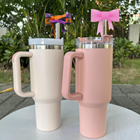 SYBBeads – Capuchons de paille en silicone personnalisés, imprimés, réutilisables, certifiés CE, avec nœud arc-en-ciel scintillant, pour gobelets de 30 et 40 oz – Accessoires