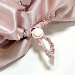 Bonnet en Soie Noir et Rose Personnalisé avec Logo pour Femmes, Idéal Cheveux Bouclés Naturels, Bonnet de Nuit avec Bande Élastique - Product Image 2